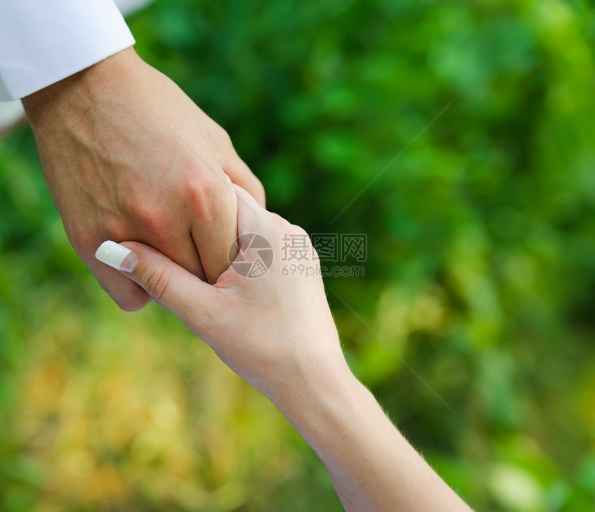男人用手握着女人的手指 男子协助图片