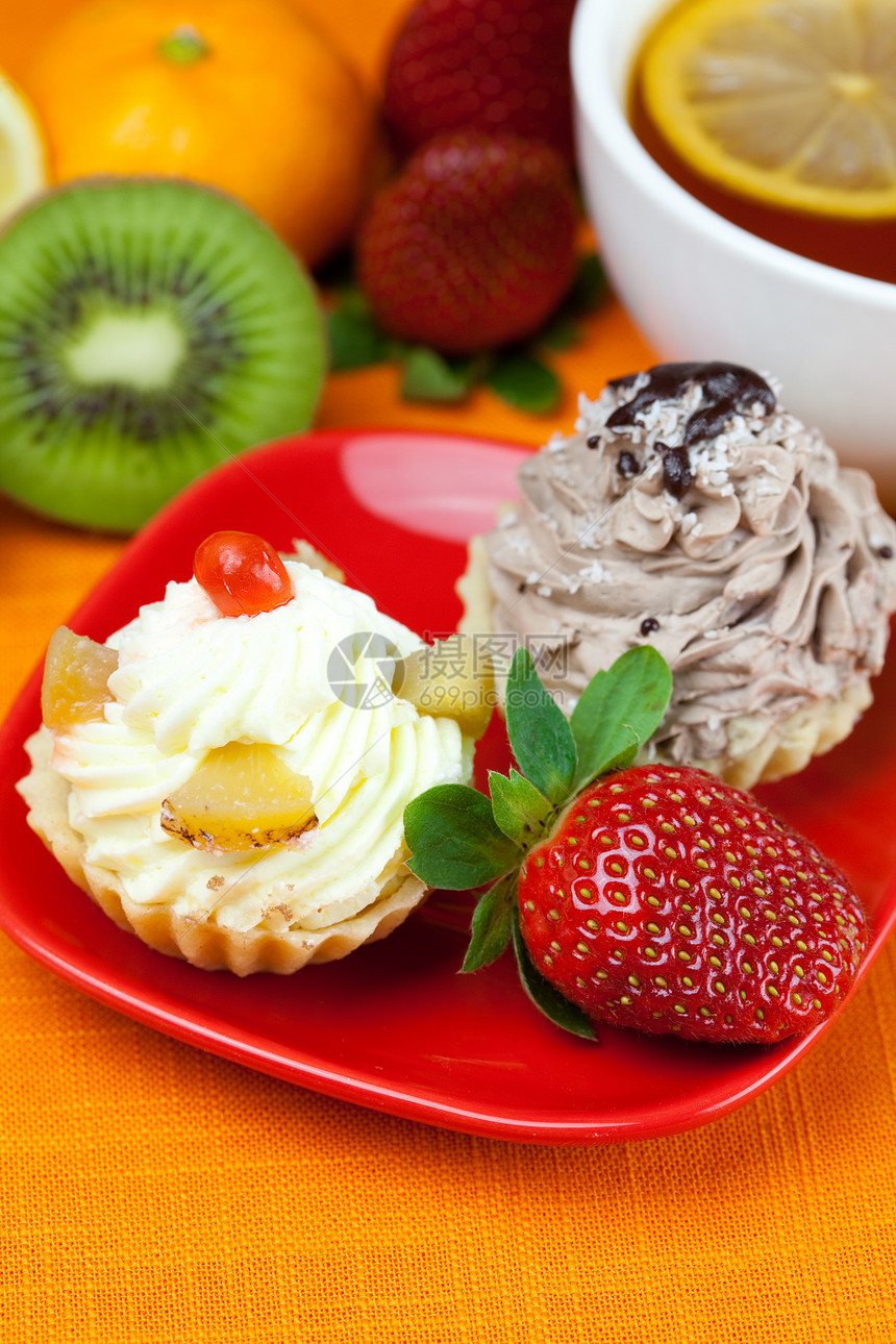 柠檬 莱蒙茶 曼丹丹林 基维 蛋糕和草莓织物巧克力美食浆果盘子文化叶子奇异果早餐坚果图片