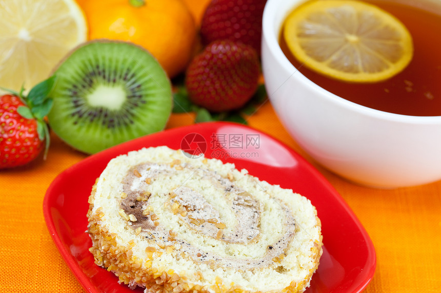 柠檬 莱蒙茶 曼丹丹林 基维 蛋糕和草莓液体糕点早餐糖果食物餐具巧克力盘子文化飞碟图片