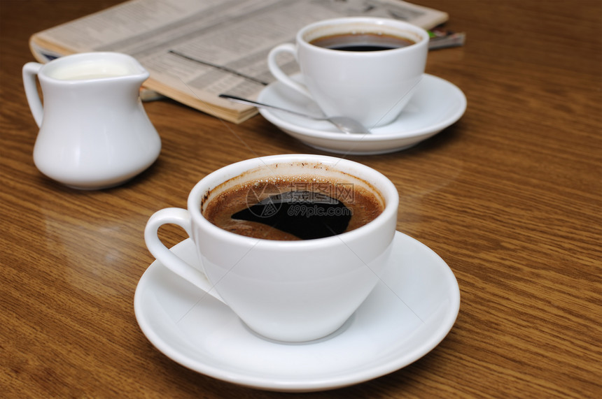 一杯黑咖啡饼干桌子咖啡店杯子倾向倾角泡沫糖果享受牛奶图片