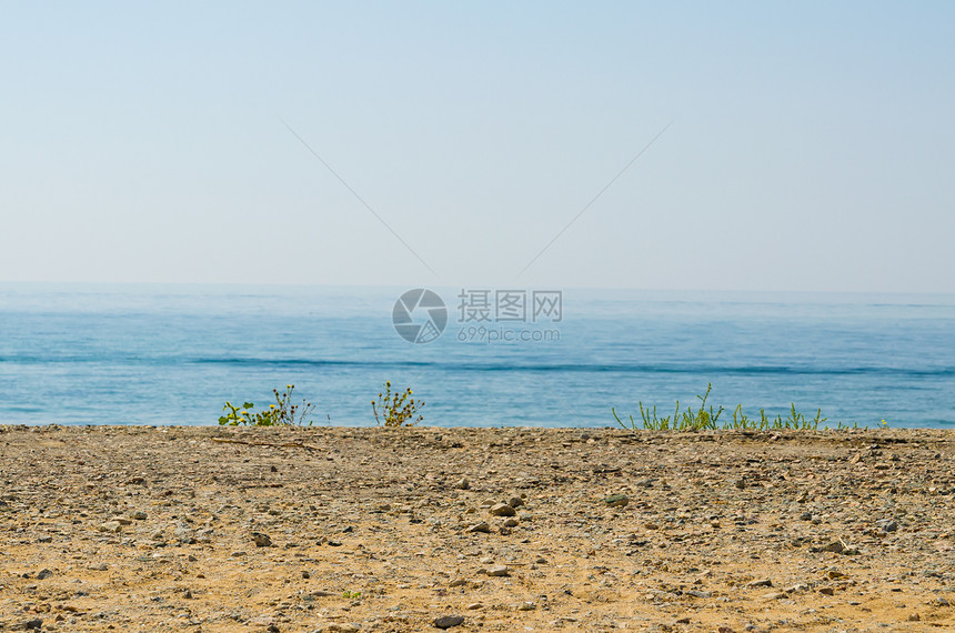 海平面 蓝烟雾地平面视图 水模糊背景图片