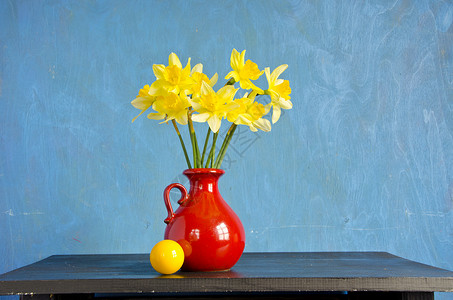 蓝色水壶红色花瓶和黄色球中的春自恋背景