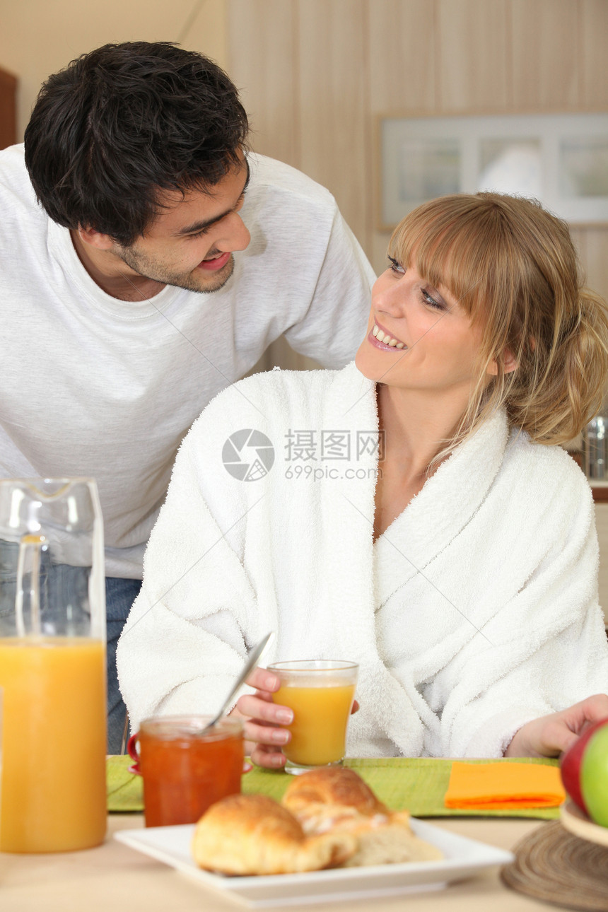 夫妇吃早餐男生棕色维生素织物玻璃服务罐女孩投手休息室三脚架图片