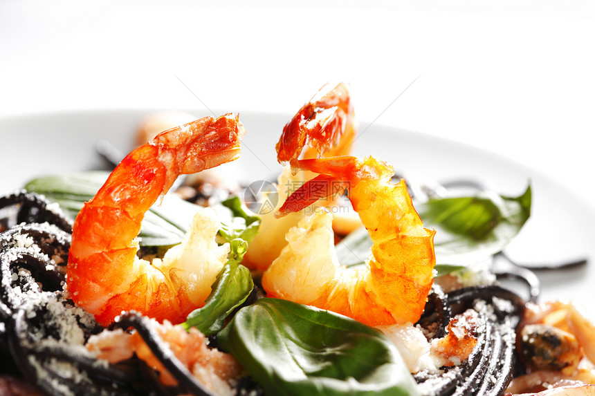 黑意面加海鲜贝类香菜大虾乌贼午餐蔬菜食物沙拉盘子香料图片