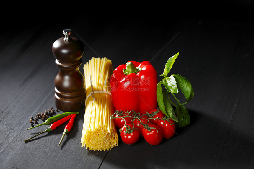 黑桌上的面食成分文化食物生活厨房美食草本植物辣椒香料红辣椒盘子图片