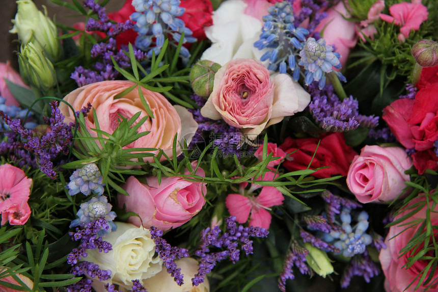 蓝色和粉红色的婚礼安排装饰品花朵新娘紫色粉色中心花束植物庆典仪式图片