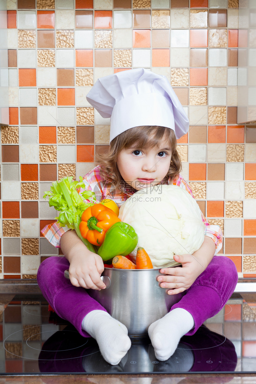 配蔬菜的婴儿烹饪沙拉青年童年食物帽子女孩平底锅厨师厨房乐趣图片