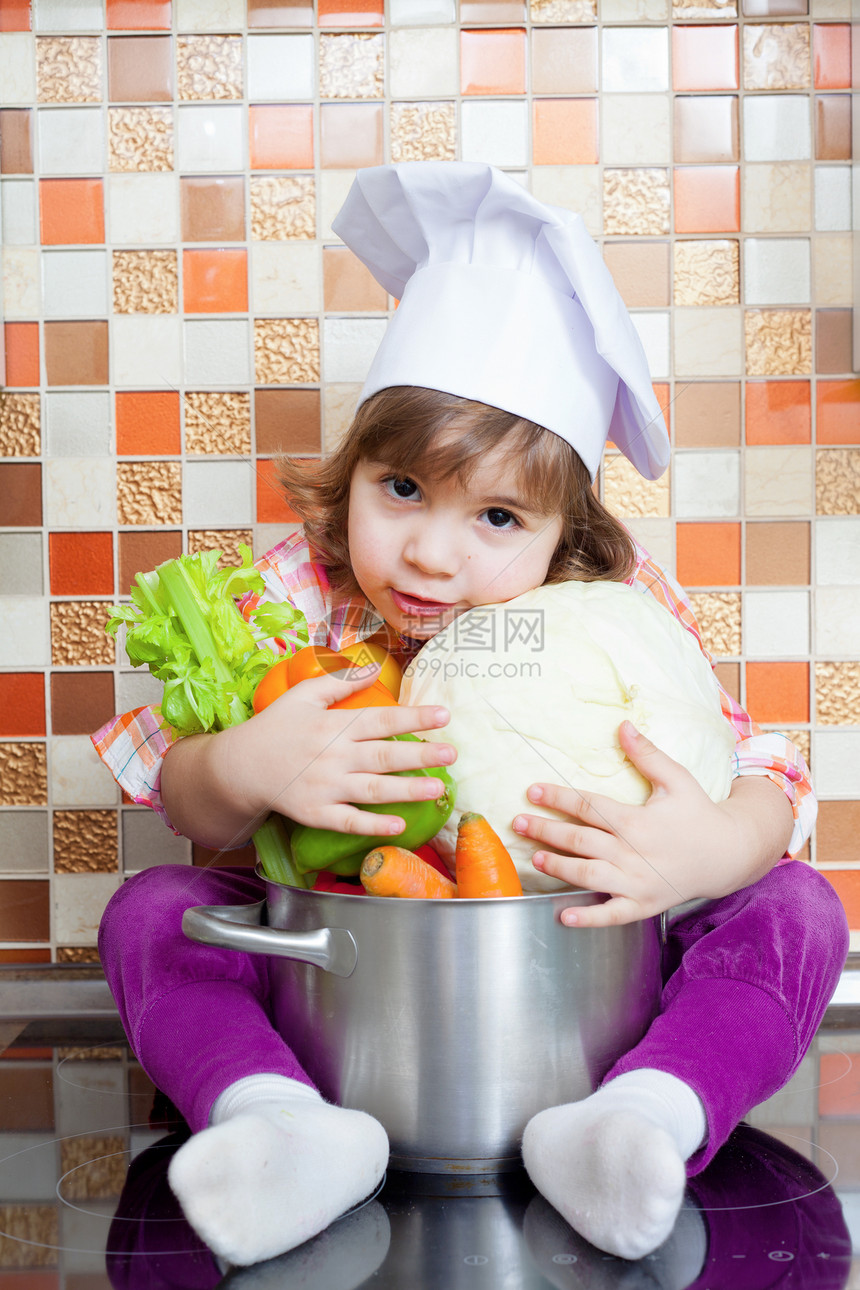 配蔬菜的婴儿烹饪微笑平底锅女孩生长厨师饮食孩子青年沙拉绿色图片