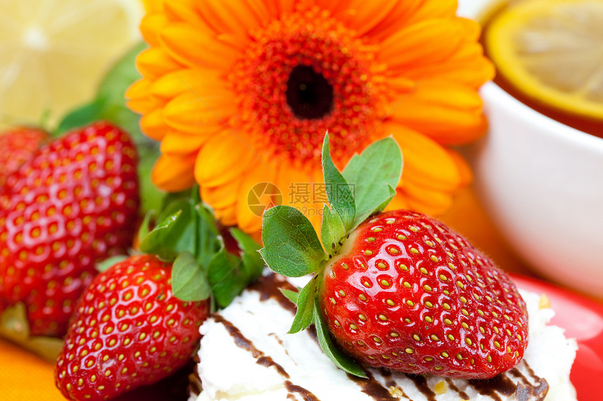 柠檬茶 加贝拉茶 蛋糕和草莓文化餐具奶油浆果橙子早餐叶子美食织物种子图片