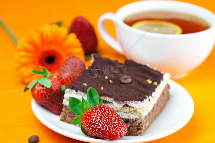 橘子酱上躺着的雪贝拉 柠檬茶 蛋糕和草莓粮食浆果种子巧克力奶油咖啡盘子糕点水果文化图片