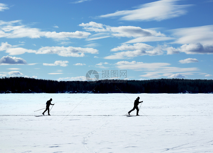 北欧在冰冻湖上滑雪白色娱乐天空锻炼闲暇滑雪者季节性探索蓝色国家图片