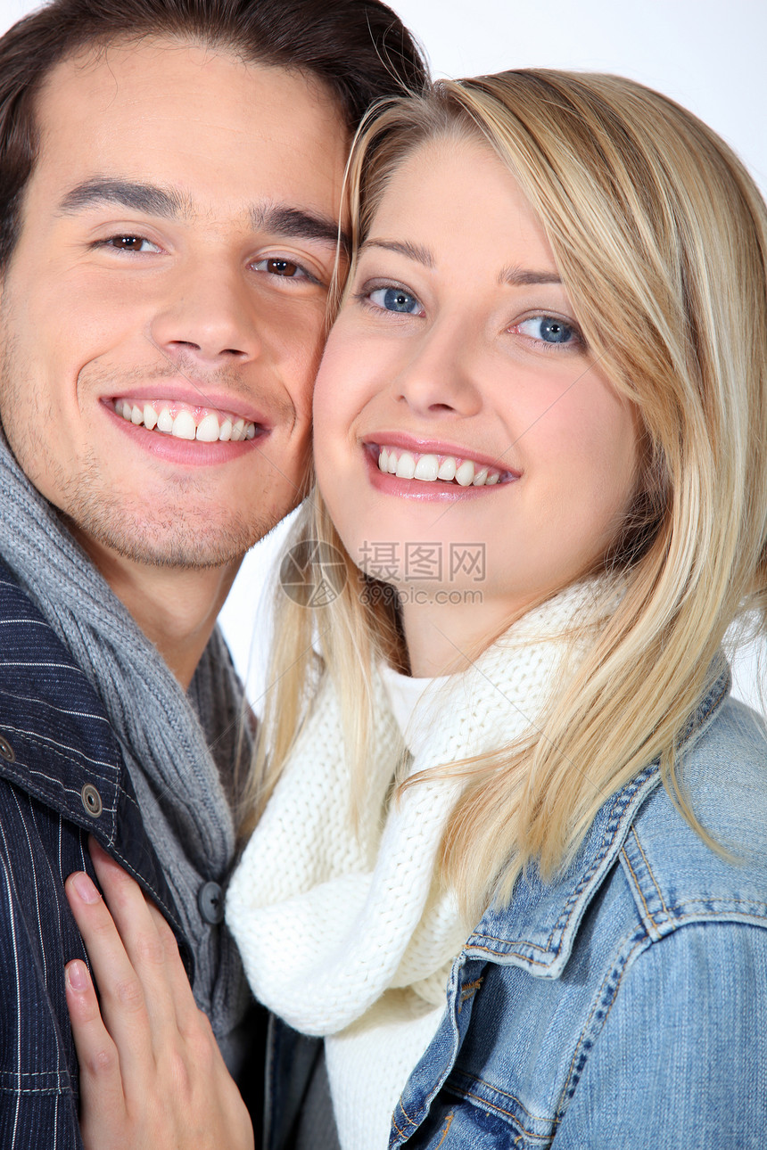 一对夫妇的肖像亲和力情侣羊毛治疗金发女郎男性头发微笑栅栏围巾图片
