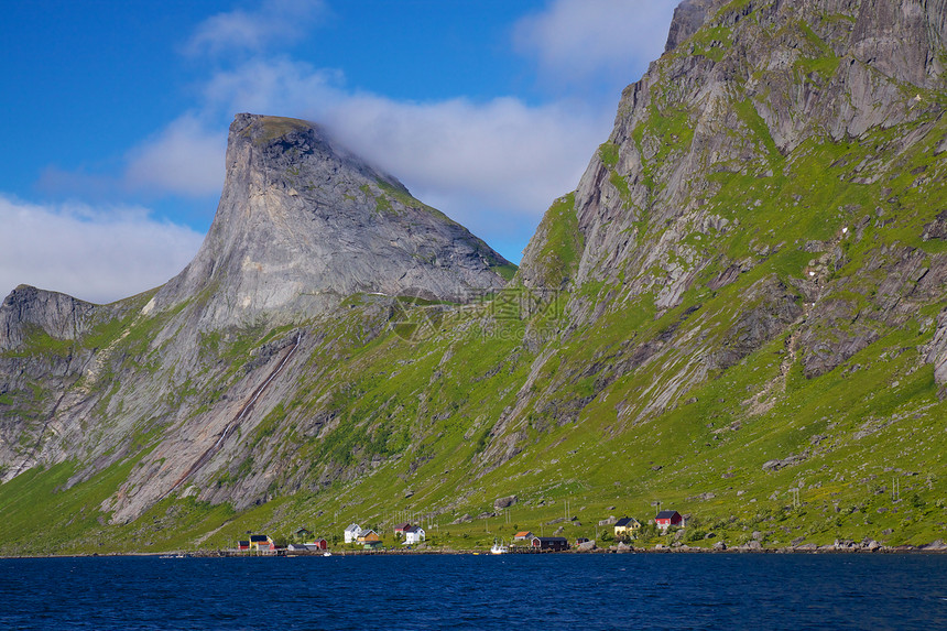 挪威的Fjord晴天山脉海岸山峰蓝色海岸线风景悬崖全景海洋图片