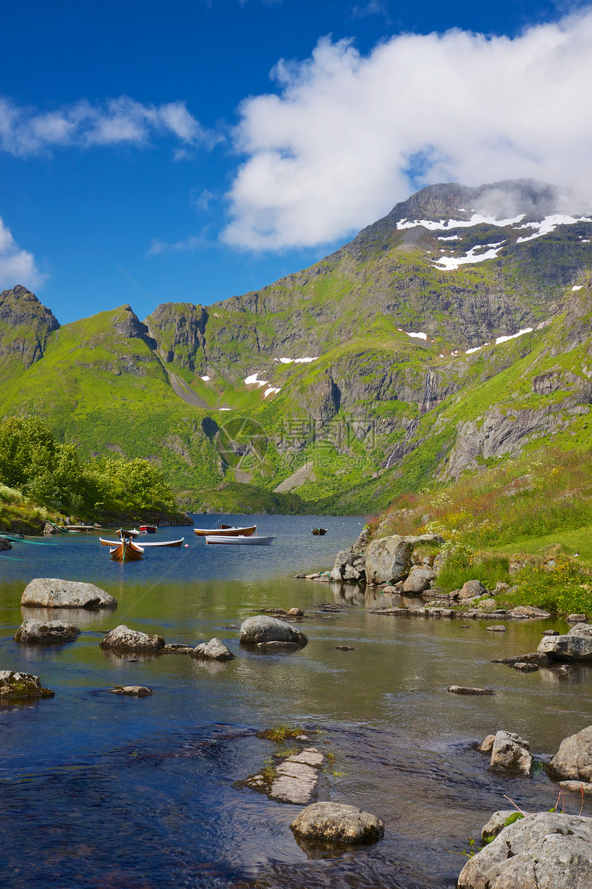 挪威湖湖风景山脉岩石瀑布蓝色山峰溪流晴天图片