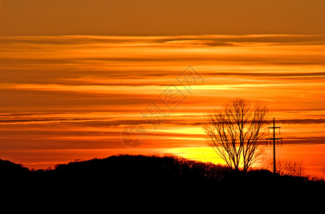 日落爬坡天空红色剪影多云条纹桅杆背景图片