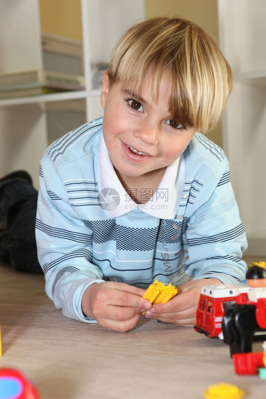 玩玩具的小男孩操场立方体地面木头教育孩子男生喜悦红色童年图片
