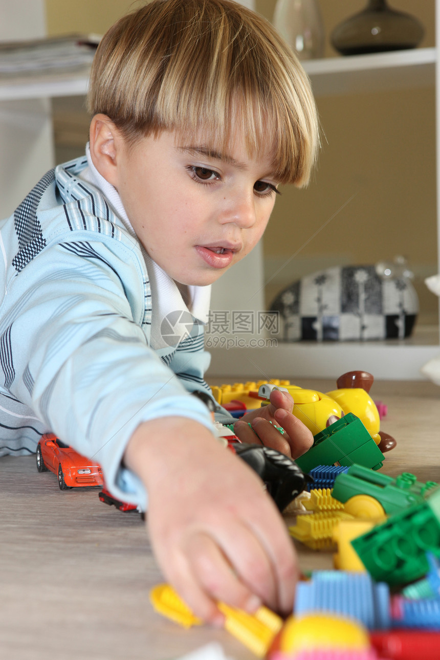 玩玩具的年轻男孩图片