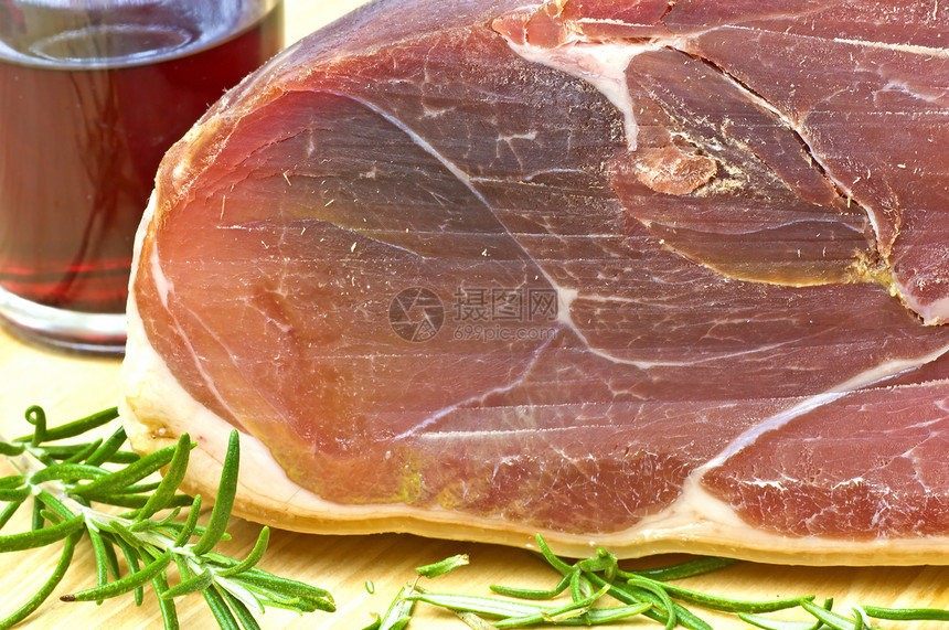 以意大利为主的火腿倾斜熟食食物美食起动机红色香肠猪肉粉色晚餐图片