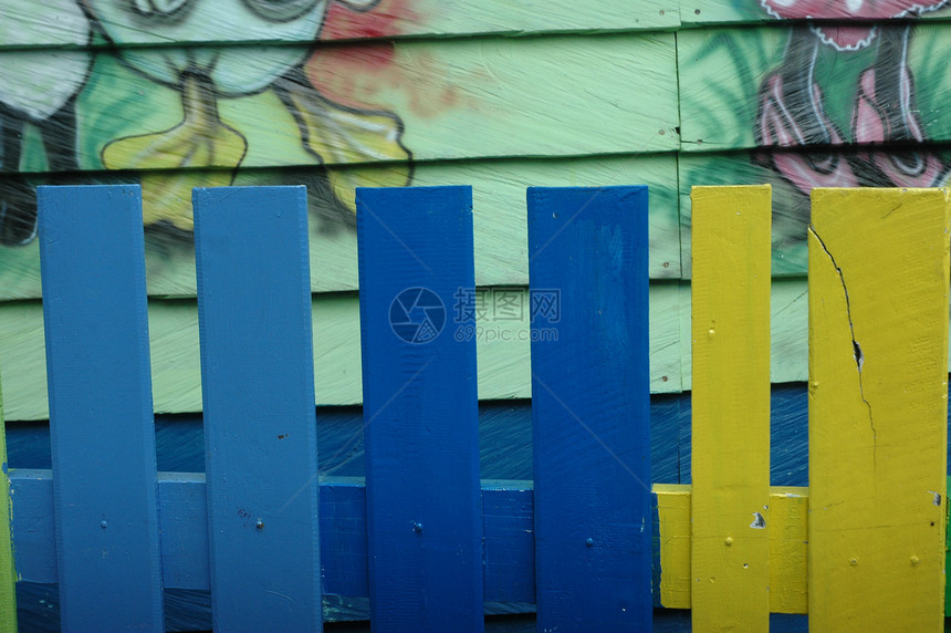 色彩多彩的木制围栏栅栏木材木板糖果木头场地房间地面边界装饰图片