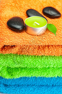 三条多色浴巾 黑色SPA STO的背景背景生活火焰毛巾植物奢华水疗团体卫生叶子宏观背景图片