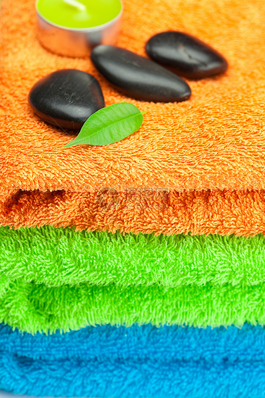 三条多色浴巾 黑色SPA STO的背景背景奢华宏观水疗场景诱惑药品沉思石头按摩塑料图片