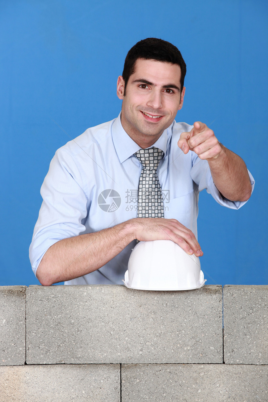 建筑师站在墙上建筑工程拉丁安全头盔承包商职业工人建筑学男人图片
