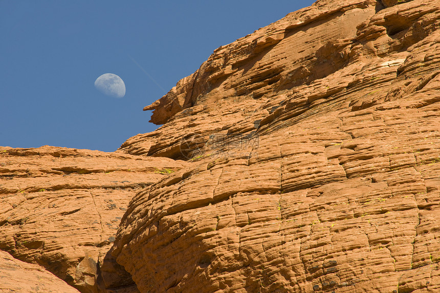 月亮在红岩峡谷上空升起岩石天空石头蓝色编队侵蚀岩层橙子月球山脉图片