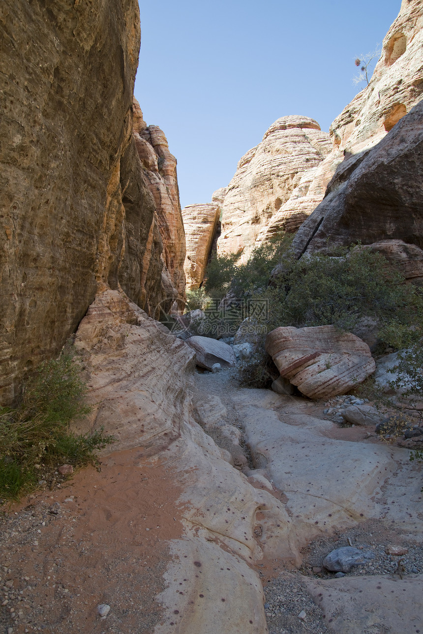 红岩峡谷的岩石形成沙漠风景石头编队巨石岩层图片