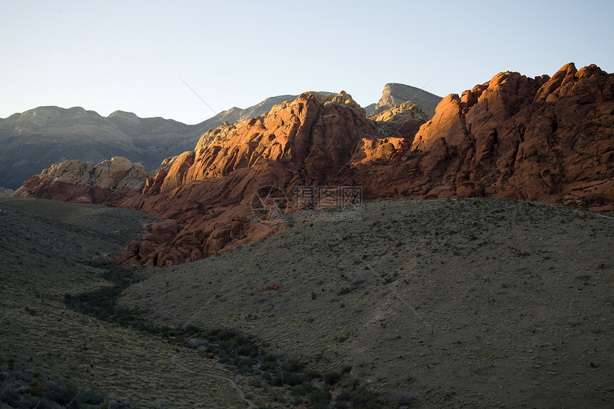红岩峡谷的岩石形成巨石岩层沙漠风景编队石头图片