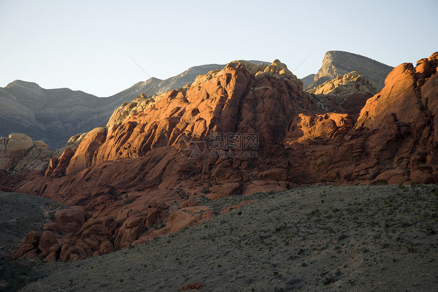 红岩峡谷的岩石形成编队沙漠巨石岩层石头风景图片