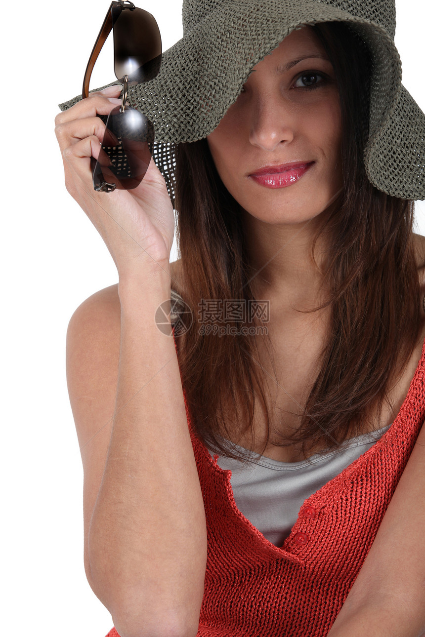 戴帽子和墨镜的妇女听力黑眼睛头发瘦脸眼镜背心棕色眼睛太阳橙子图片