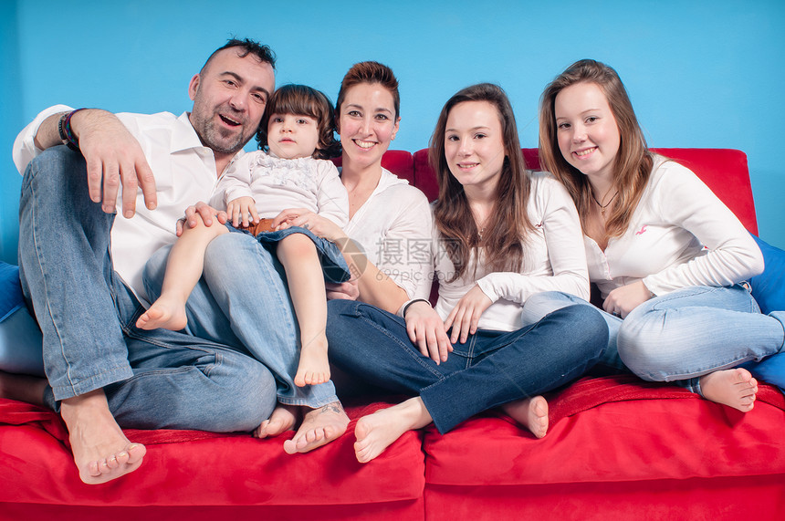 幸福的家庭在沙发上儿子快乐孩子女儿女士男生拥抱母亲父亲孩子们图片