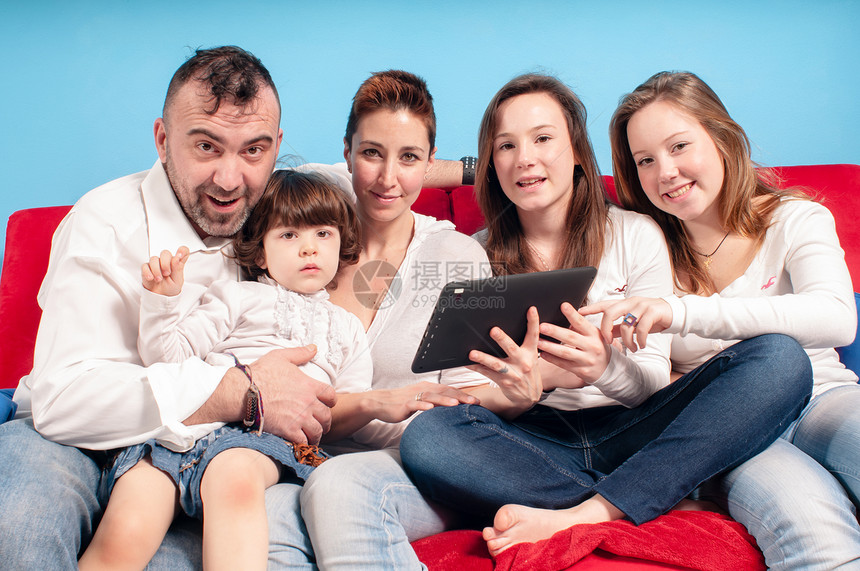 在沙发上用平板电脑孩子拥抱快乐家庭女孩白色幸福感情女儿乐趣图片