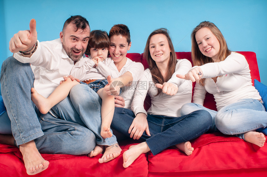 幸福的家庭在沙发上女儿拥抱儿子孩子白色女士孩子们母亲女孩感情图片