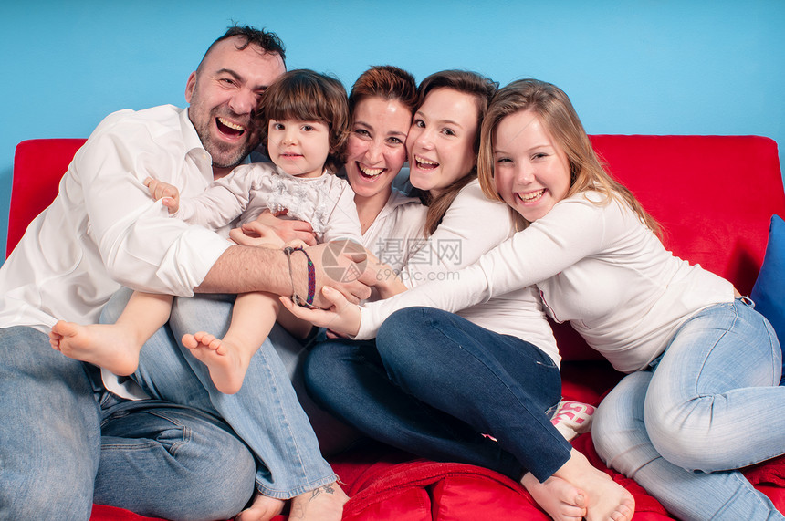 幸福的家庭在沙发上父亲男生快乐乐趣孩子母亲孩子们男性感情儿子图片