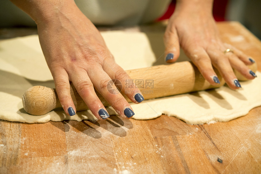 做比萨饼糕点滚动食物香菜烹饪面粉奶制品餐厅面团面包图片