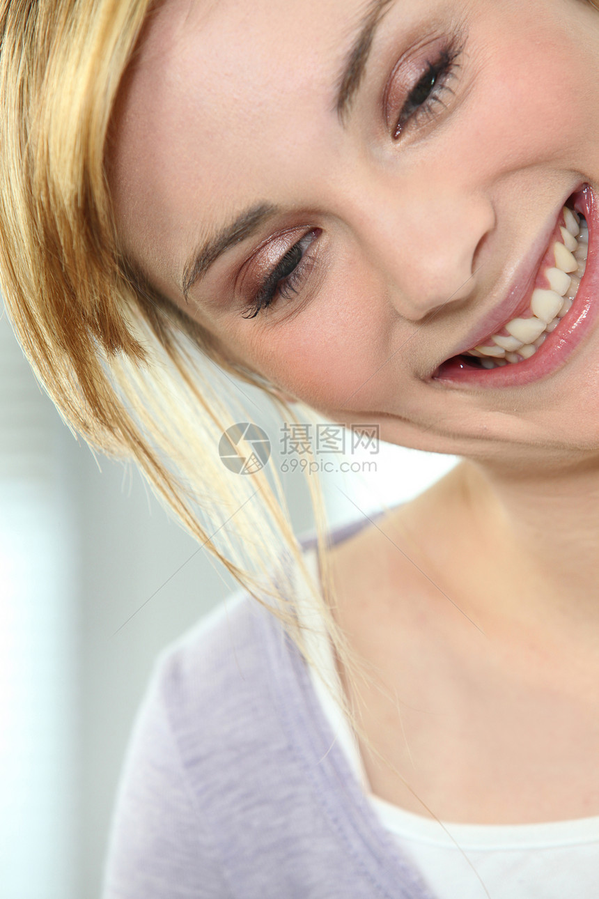 一个微笑的女人的近镜头图片