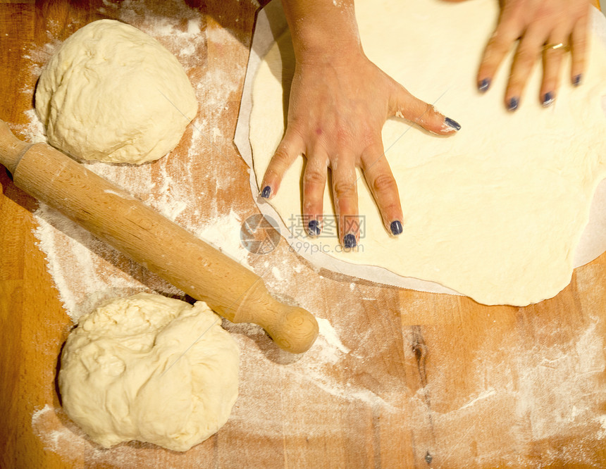 做比萨饼糕点香菜餐厅木板奶制品面团厨师面粉滚动菜单图片