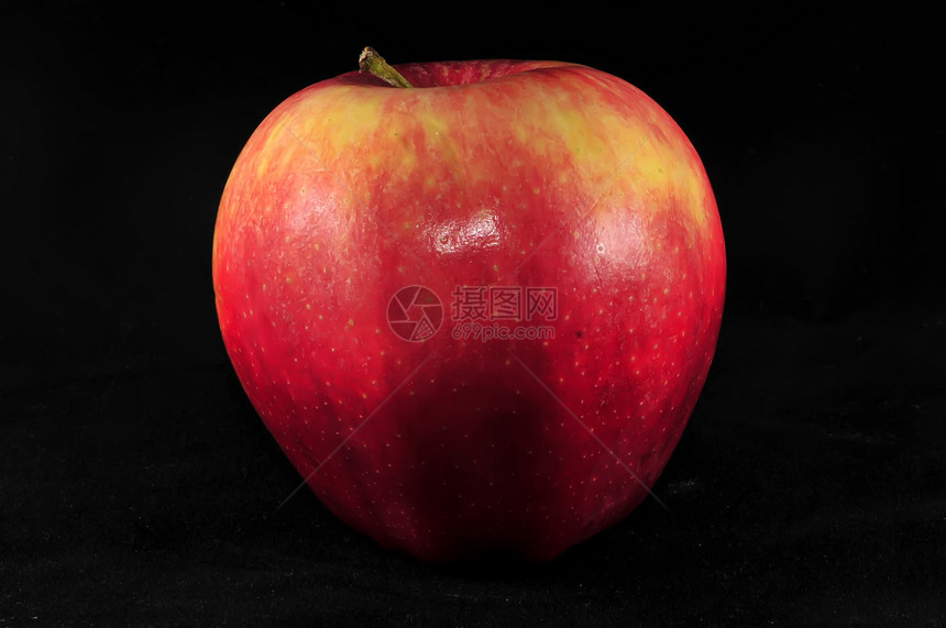 黑色背景上的新红苹果图片