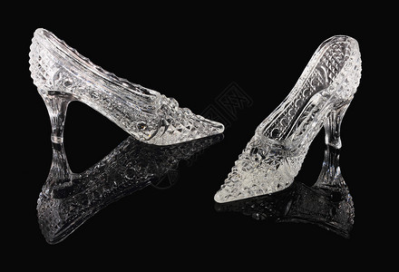 灰姑娘水晶鞋黑镜子上的水晶鞋背景