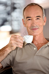 烫手男人喝咖啡时间增长年龄退休手势背景