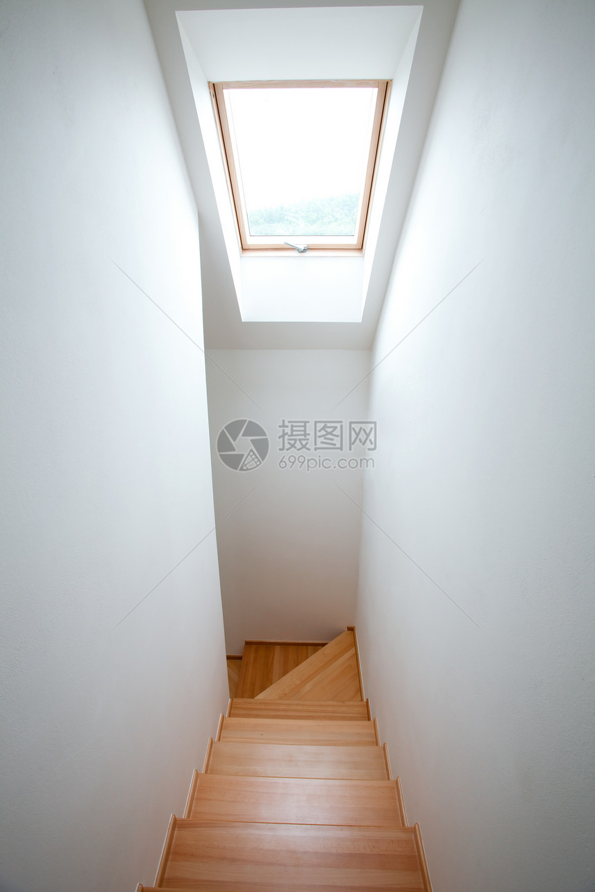 乡村小屋内清洁白色房间内部地面场景木地板乐器建筑学生活散热器控制温度摄影图片