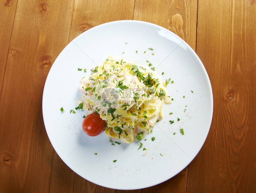 费特奇内阿尔弗雷多宏观素菜火腿桌子烹饪意大利人食物照片切菜板面条图片