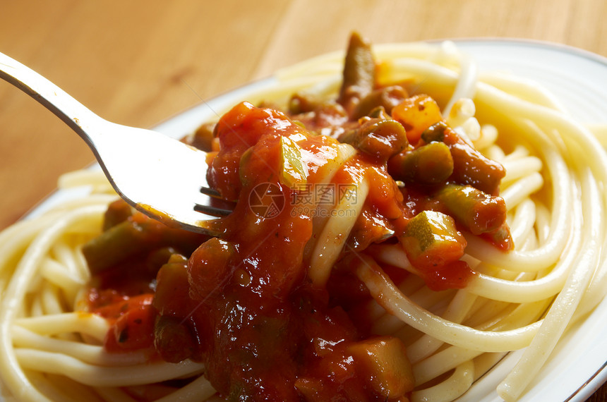 加番茄酱的意大利面叶子白色料理绿色美食食物餐厅红色蔬菜午餐图片
