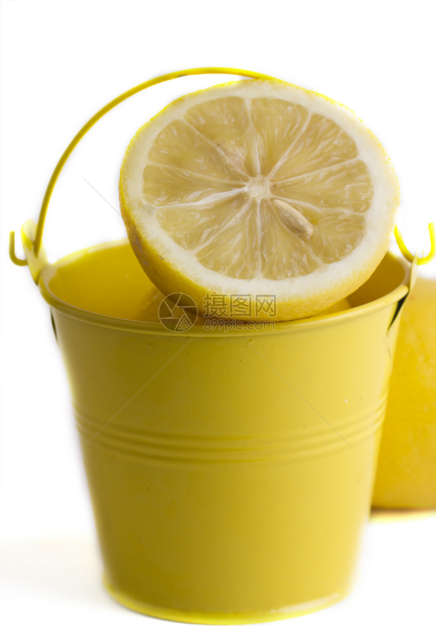 小黄桶里半柠檬图片