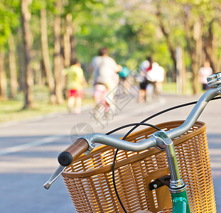 公园的自行车保健小路男人卫生团体花园运动女士民众金属背景图片