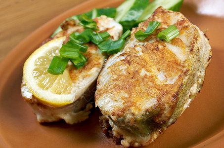 烧烤的鳕鱼牛排油炸健康盘子柠檬水平面粉小吃海鲜食物背景图片