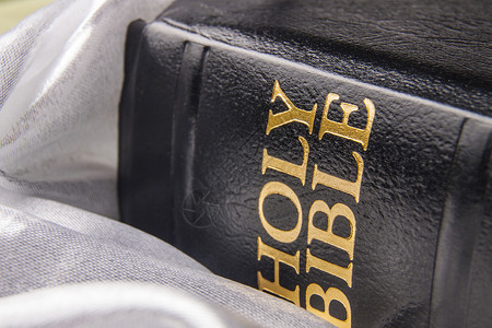 黑皮圣经字母信仰金色黑色宗教活着皮革背景图片