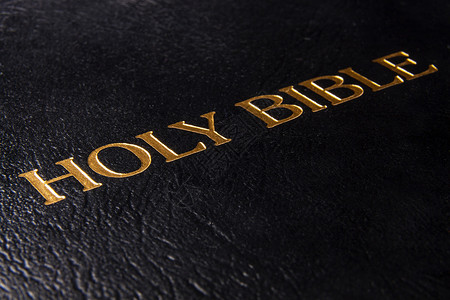 黑皮圣经活着皮革金色信仰宗教黑色字母背景图片