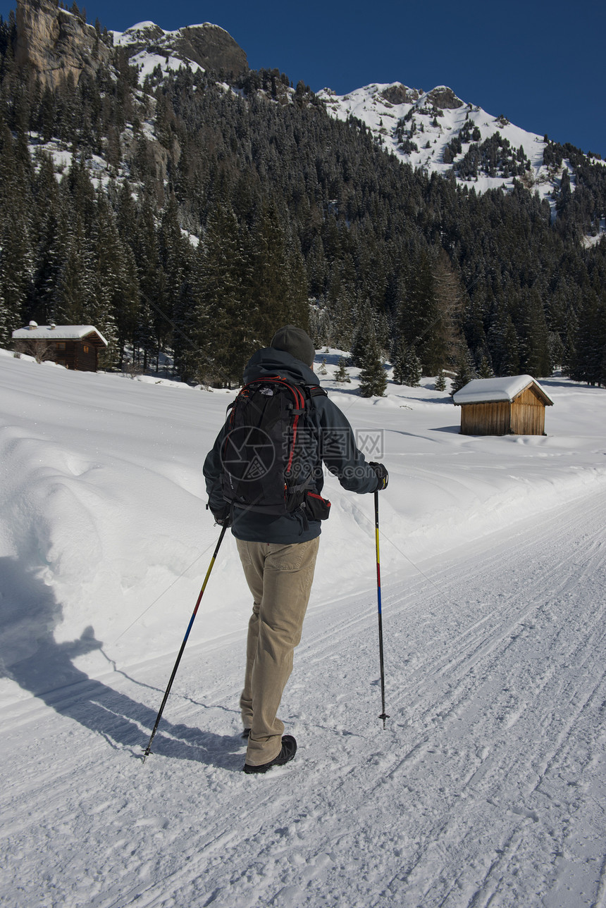 在雪轨上登山旅游踪迹男性运动活动男人旅行背包冒险游客图片